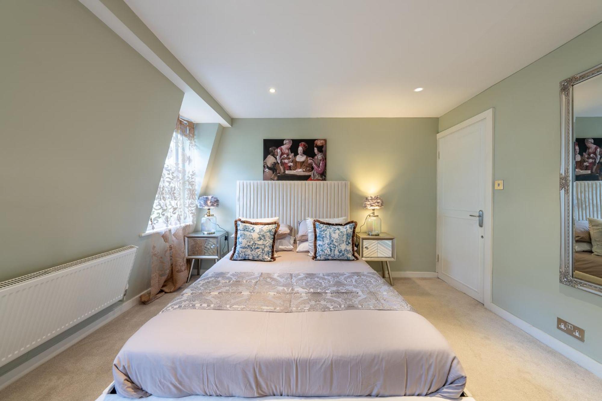 Grand 200 Sqm 3-bedroom