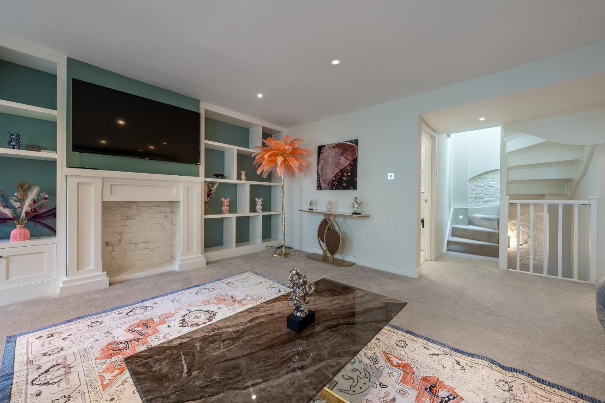 Grand 200 Sqm 3-bedroom * London