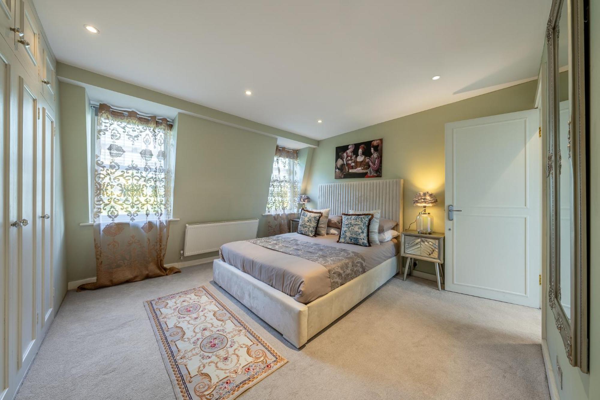 Grand 200 Sqm 3-bedroom London