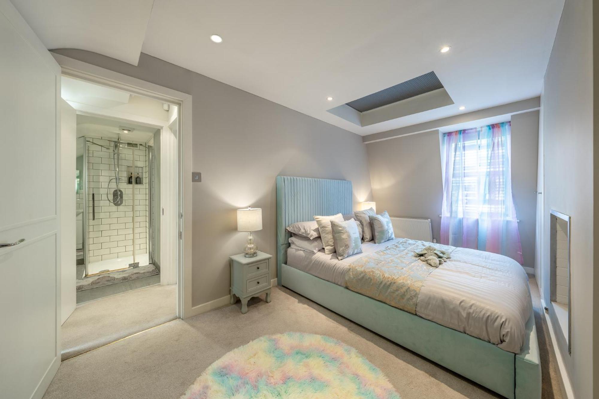 Grand 200 Sqm 3-bedroom Villa London