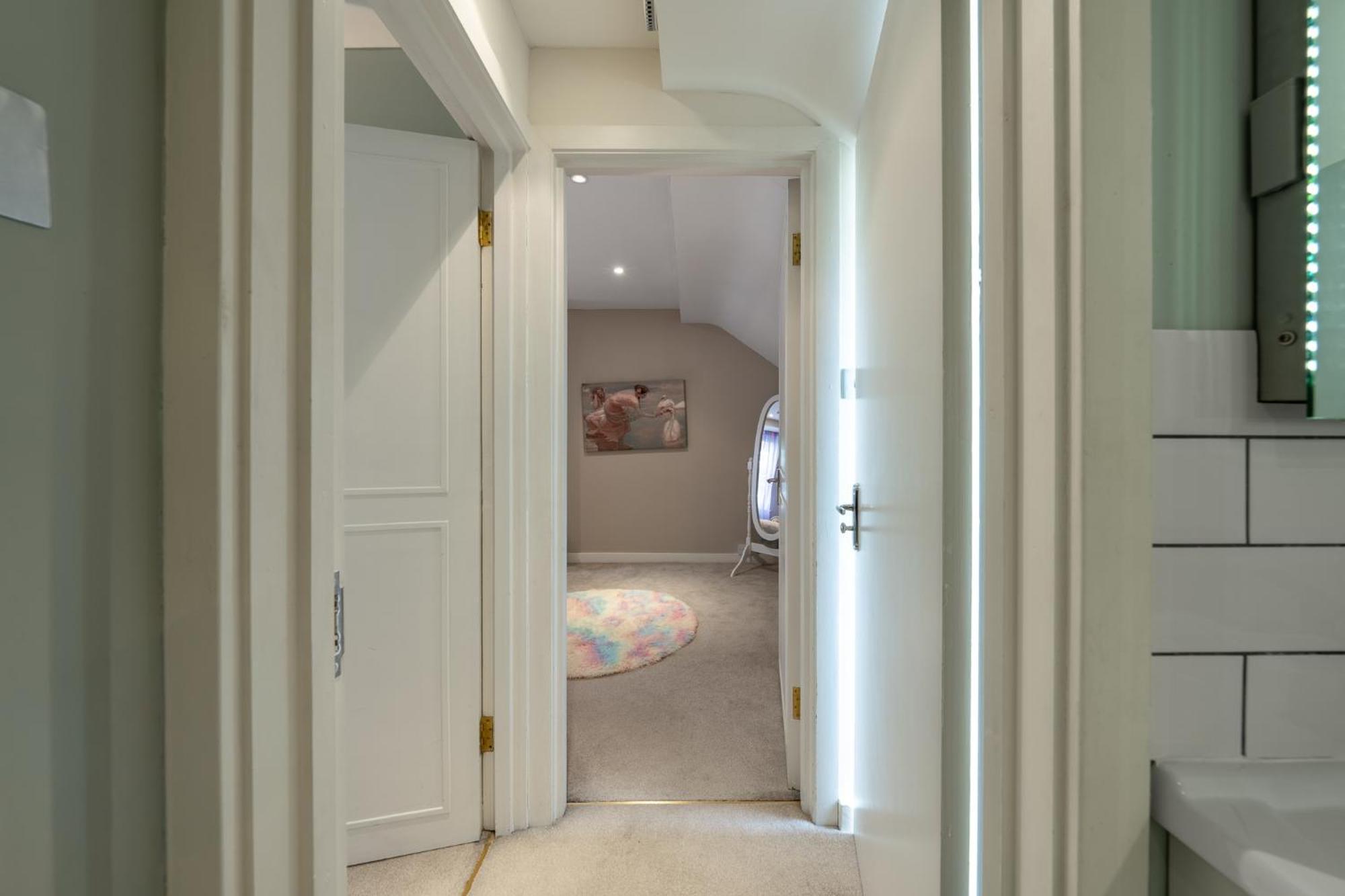 Grand 200 Sqm 3-bedroom