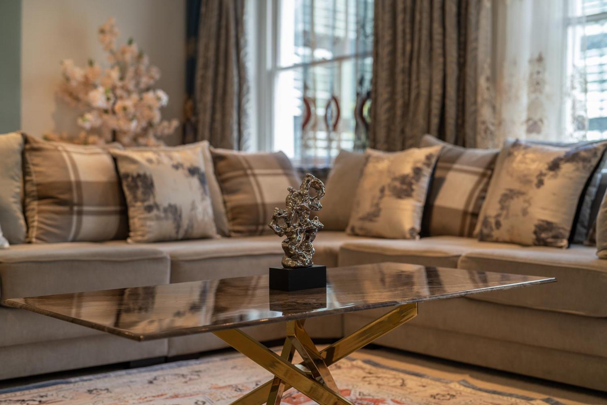 Grand 200 Sqm 3-bedroom